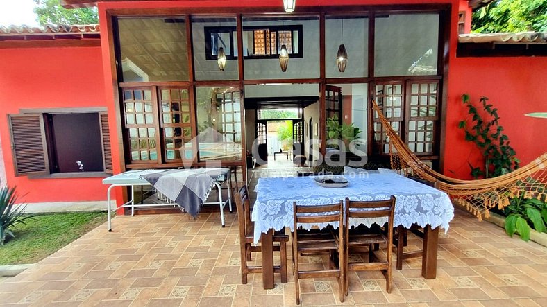 Casa com 4 Suítes, Piscina e Churrasqueira para 17 Pessoas