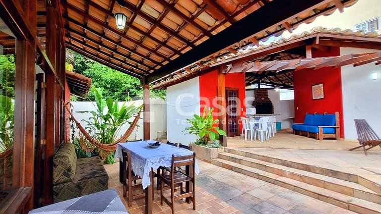 Casa com 4 Suítes, Piscina e Churrasqueira para 17 Pessoas