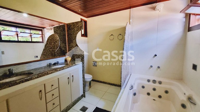 Casa com 4 Suítes, Piscina e Churrasqueira para 17 Pessoas