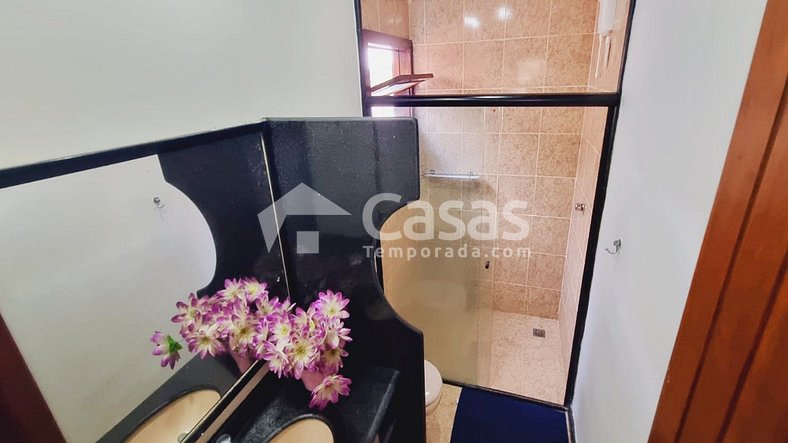 Casa com 4 Suítes, Piscina e Churrasqueira para 17 Pessoas