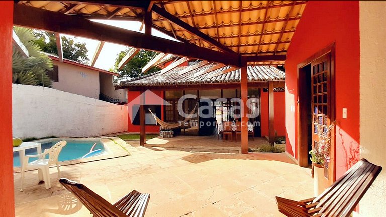 Casa com 4 Suítes, Piscina e Churrasqueira para 17 Pessoas