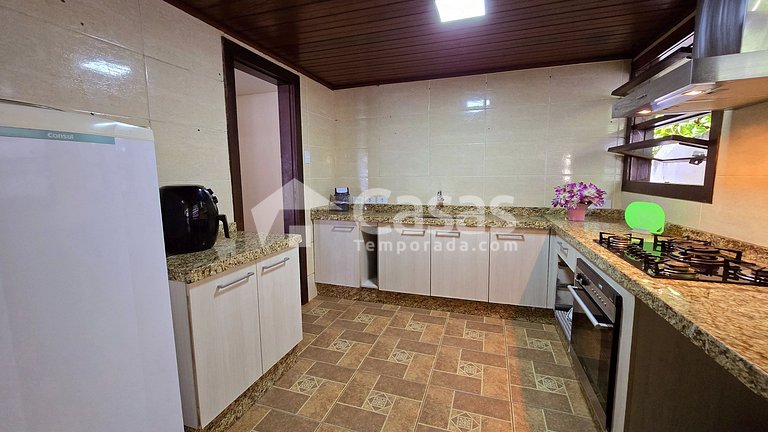 Casa com 4 Suítes, Piscina e Churrasqueira para 17 Pessoas