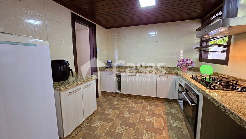 Casa com 4 Suítes, Piscina e Churrasqueira para 17 Pessoas