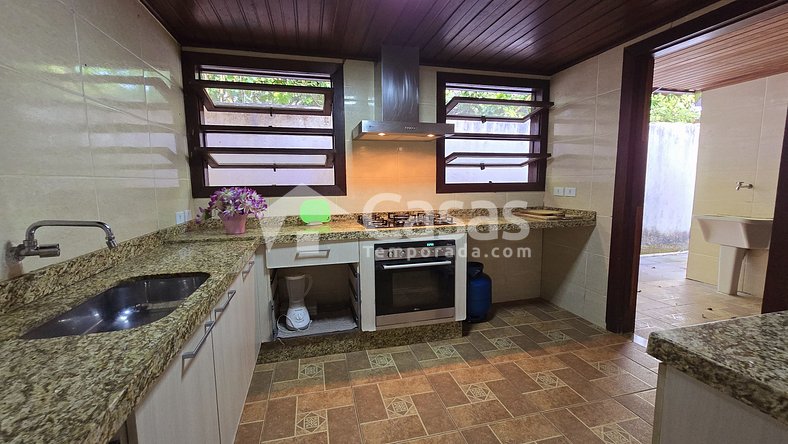 Casa com 4 Suítes, Piscina e Churrasqueira para 17 Pessoas