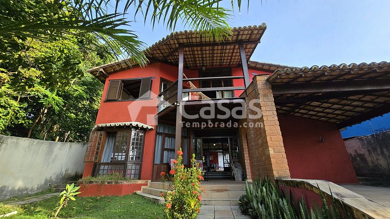 Casa com 4 Suítes, Piscina e Churrasqueira para 17 Pessoas