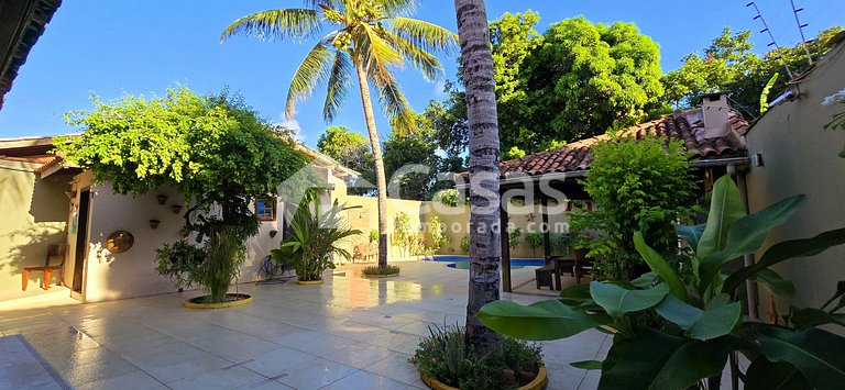 Piscina privada y zona de ocio con barbacoa.