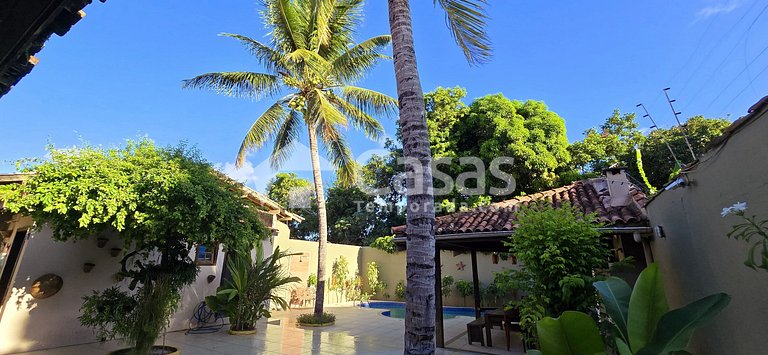 Piscina privada y zona de ocio con barbacoa.